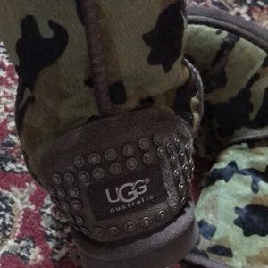 These are very comfortable very soft on the inside and the outside camoufla